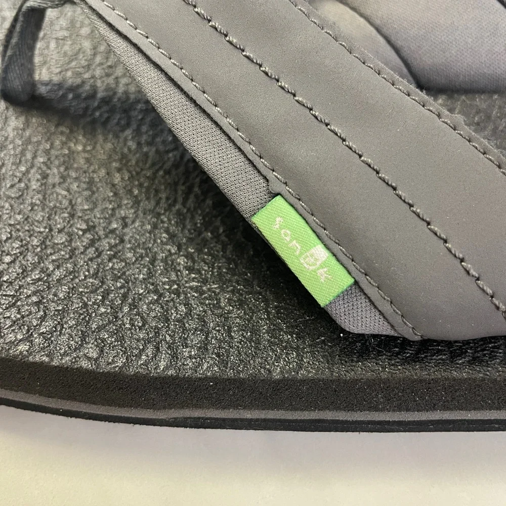 Sanuk Men’s Gray Flip Flops Size 8
